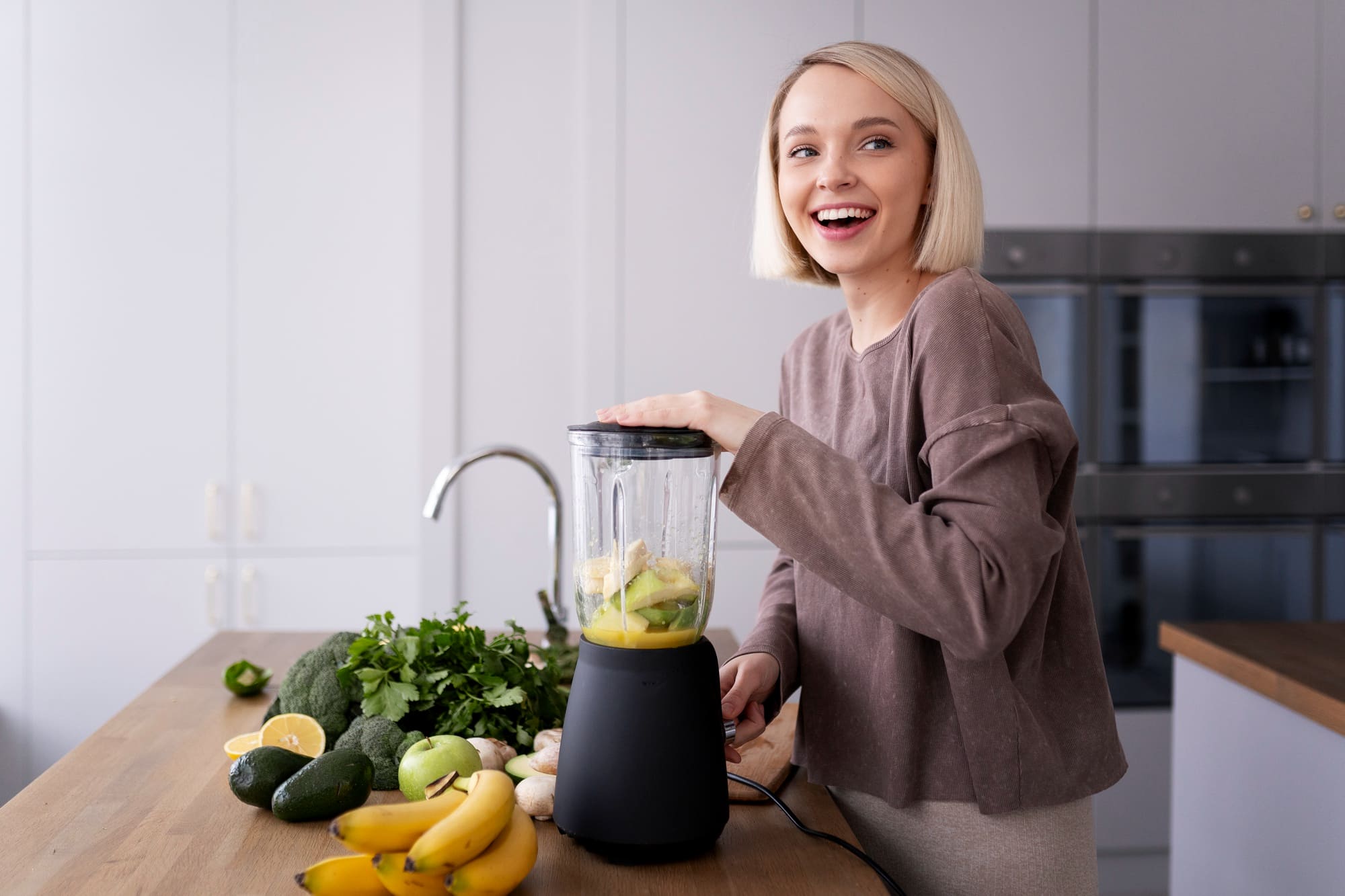 LifeUP-Health-Coaching-LLC-Helping-parents-get-healthy-through-diet-exercise-and-sleep.-Parent-making-a-smoothie-in-the-kitchen-with-kids-nearby